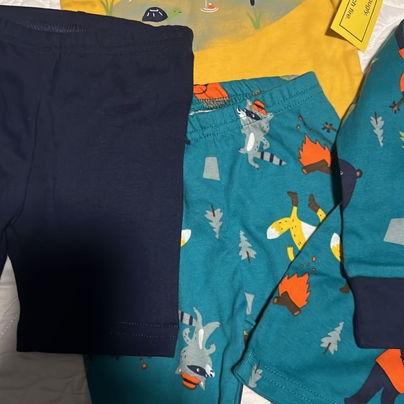 Carters 4 piece PJ set size 18 months - Picture 4 of 6